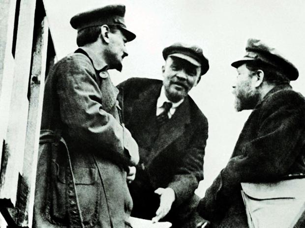 5347_Trotsky_Lenin_Kamenev_1919.jpg
