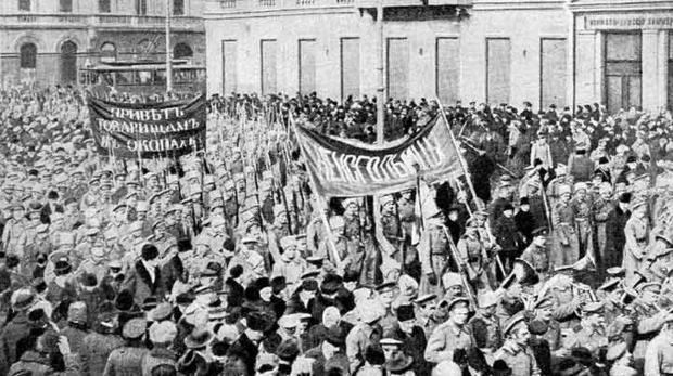 5903_Manifestazione_di_soldati_a_Pietrogrado_nel_febbraio_del_1917.jpeg